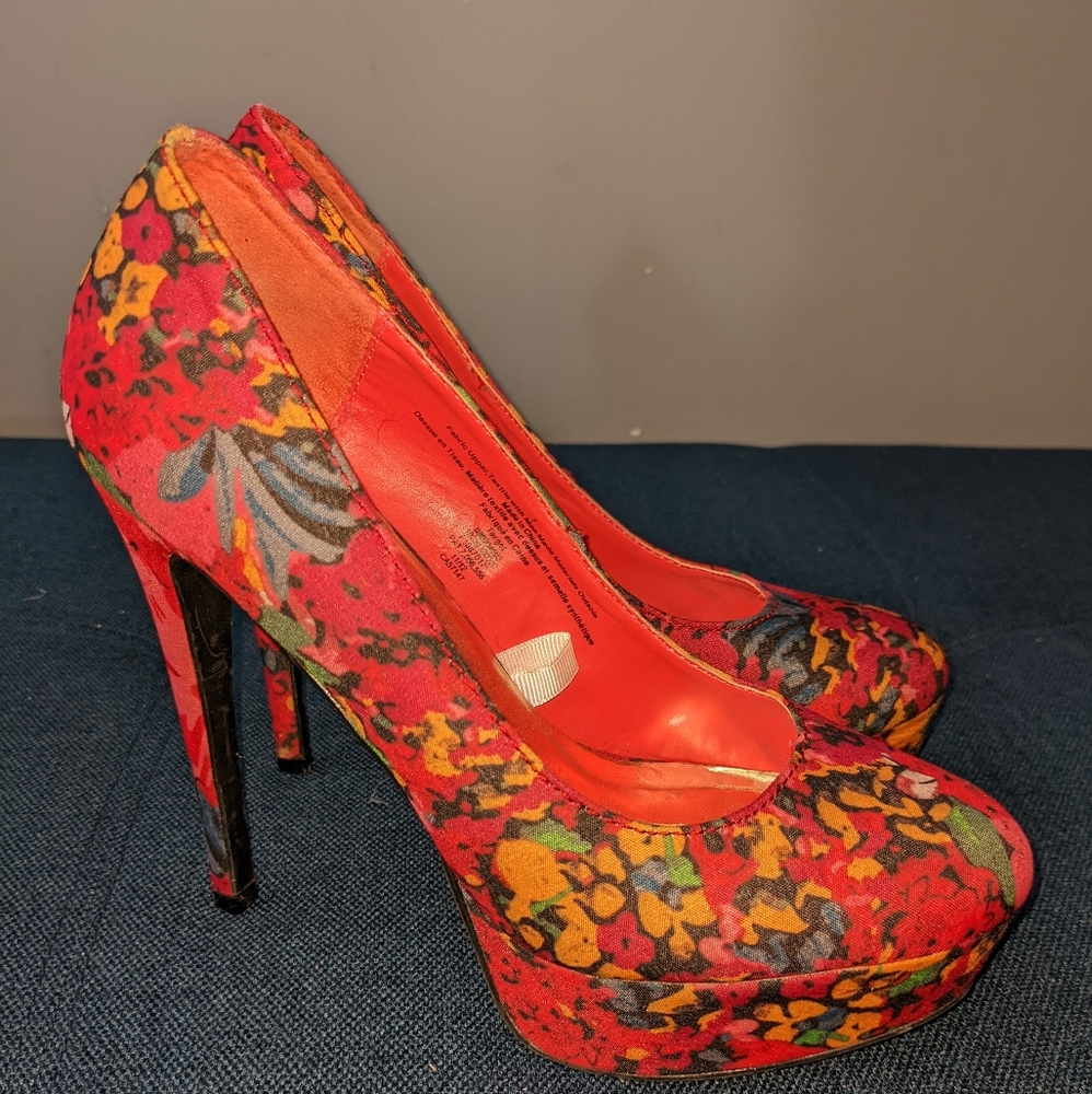 Pumps red floral
